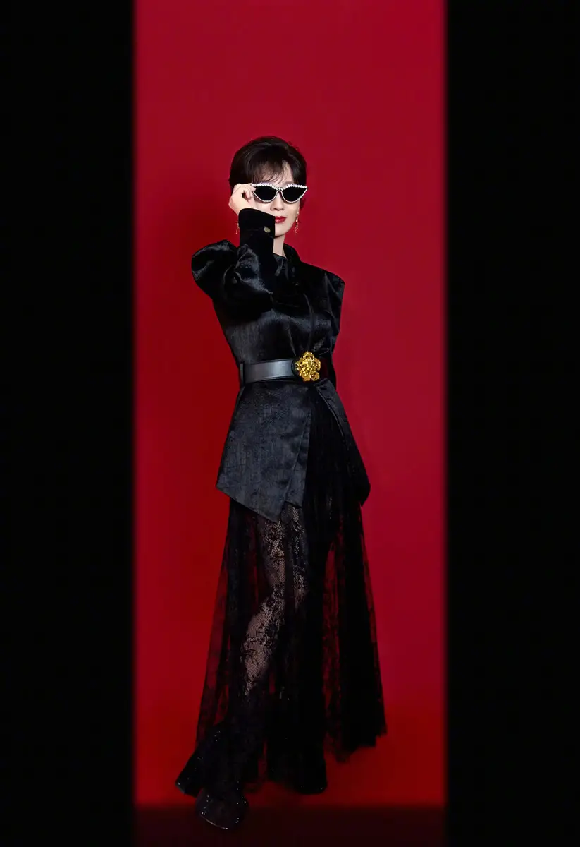 赵雅芝一袭黑衣飒爽帅气 单手持剑尽显侠女气质