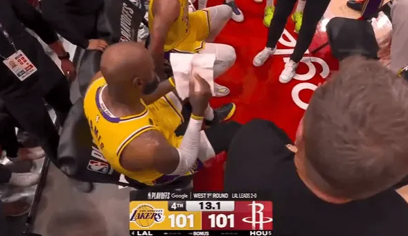 NBA季后赛，湖人对阵火箭的比赛正在进行中。
第四节比赛中，詹姆斯抢断后晃飞防守