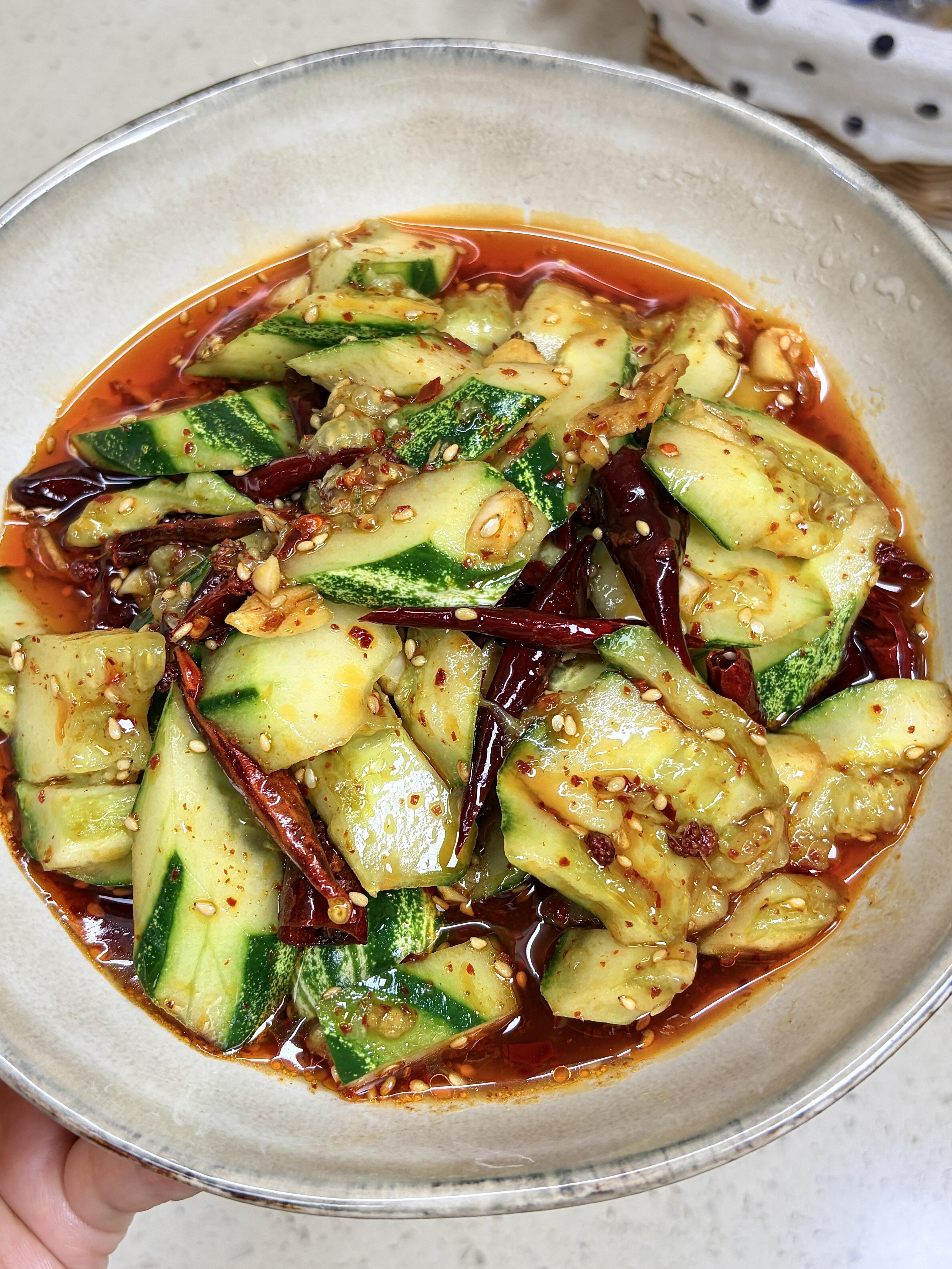 芥末黄瓜｜脆辣解腻，天热没胃口就吃它
这道芥末黄瓜真的太上头了！又脆又辣，还带着