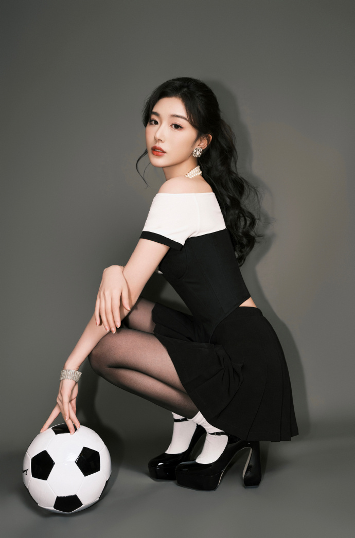 孔雪儿这一身黑白配，感觉真的简直了！​​​