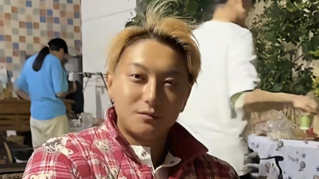 黄子韬回四川老家，套上徐艺洋舅舅的大花棉睡衣，网友：这反差太真实