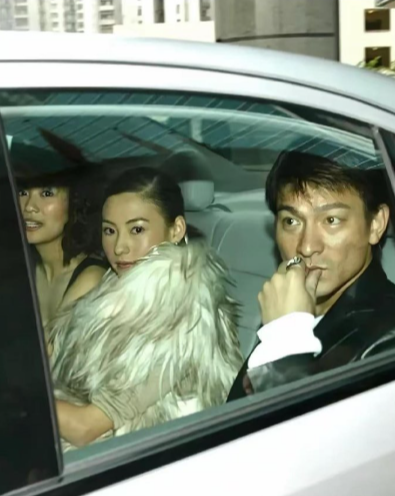 华仔的这张照片应该是被偷拍的，当时的这些小报记者无孔不入，抓住机会就偷拍，很多明