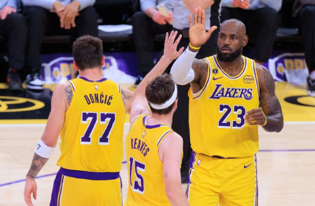 火箭输球，湖人升至西部第三！现在西部这格局，雷霆和马刺独一档，湖人、火箭、掘金、