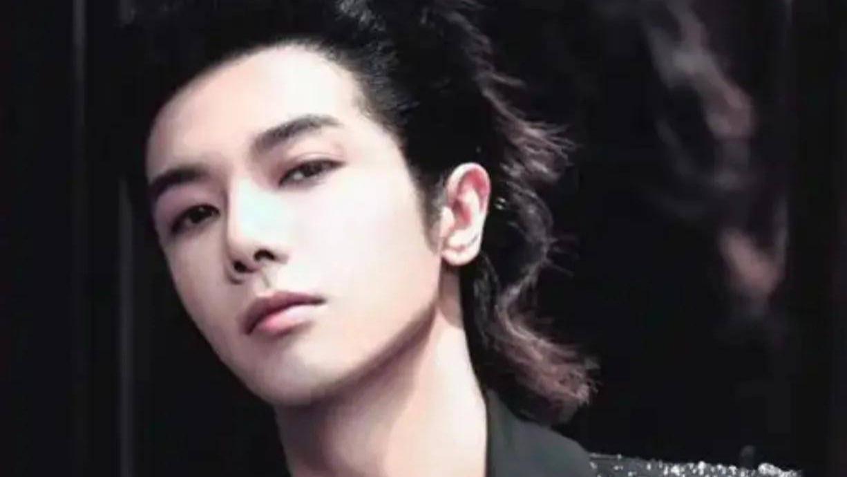 华晨宇喂猫吃巧克力蛋糕被骂上热搜，养宠常识引网友争议