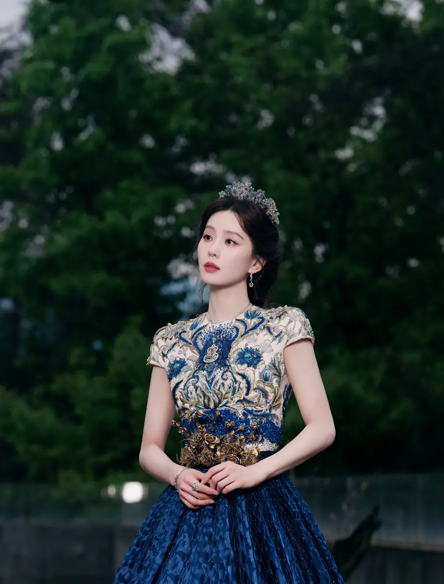 刘诗诗穿蓝金色礼裙优雅迷人！戴非遗头饰梦回《仙剑三》龙葵