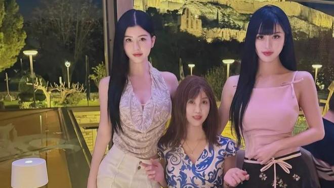 BY2带妈游希腊火上热搜，57岁妈妈颜值逆天被误认三姐妹