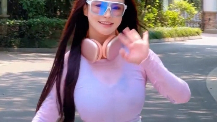 冉莹颖大秀好身材，网友称赞其富态性感，哪里像破产之人？