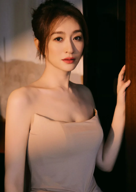 李小冉穿牛仔裙走秀
这条裙子造型新颖独特，时尚性感，但穿在李小冉身上一般般。
本