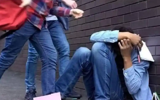 逃跑时我遇到个疯老头，100块卖我绝世武功，我嗤笑他是骗子，直到他凌空渡江时，我当场跪下拜师！