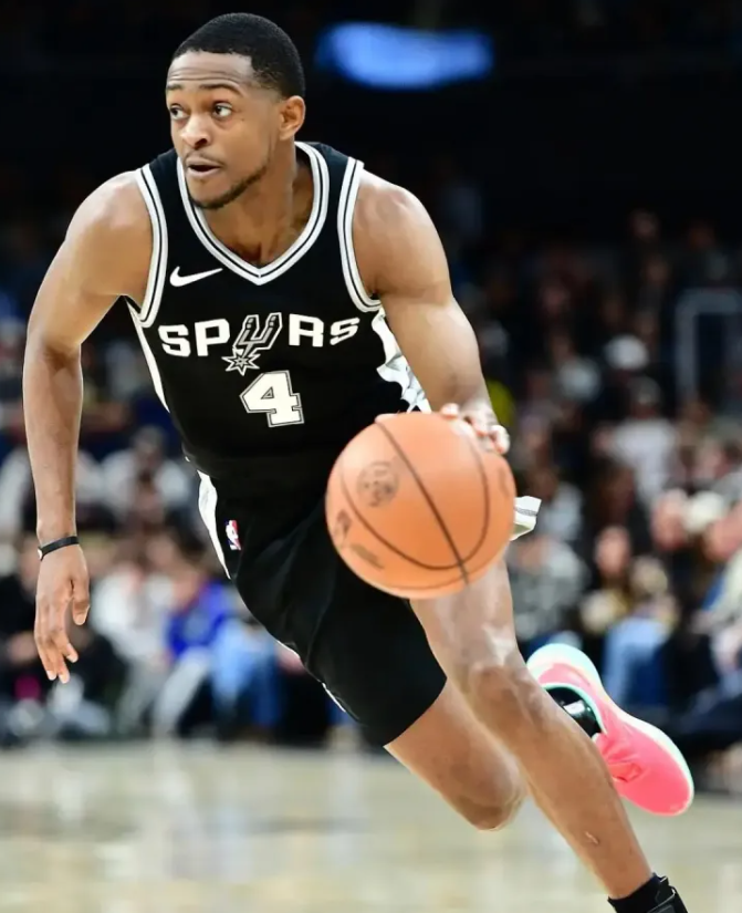 福克斯很大的可能性会被交易，但不是现在，大家都看了总决赛福克斯的表现，现在就交易