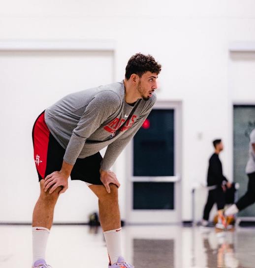 NBA方面宣布，申京顶替雷霆巨星亚历山大入选了全明星阵容。亚历山大由于有伤，所以