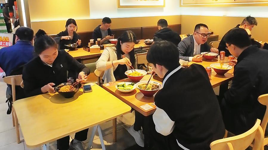 开家面馆，真能成打工人理想退路？