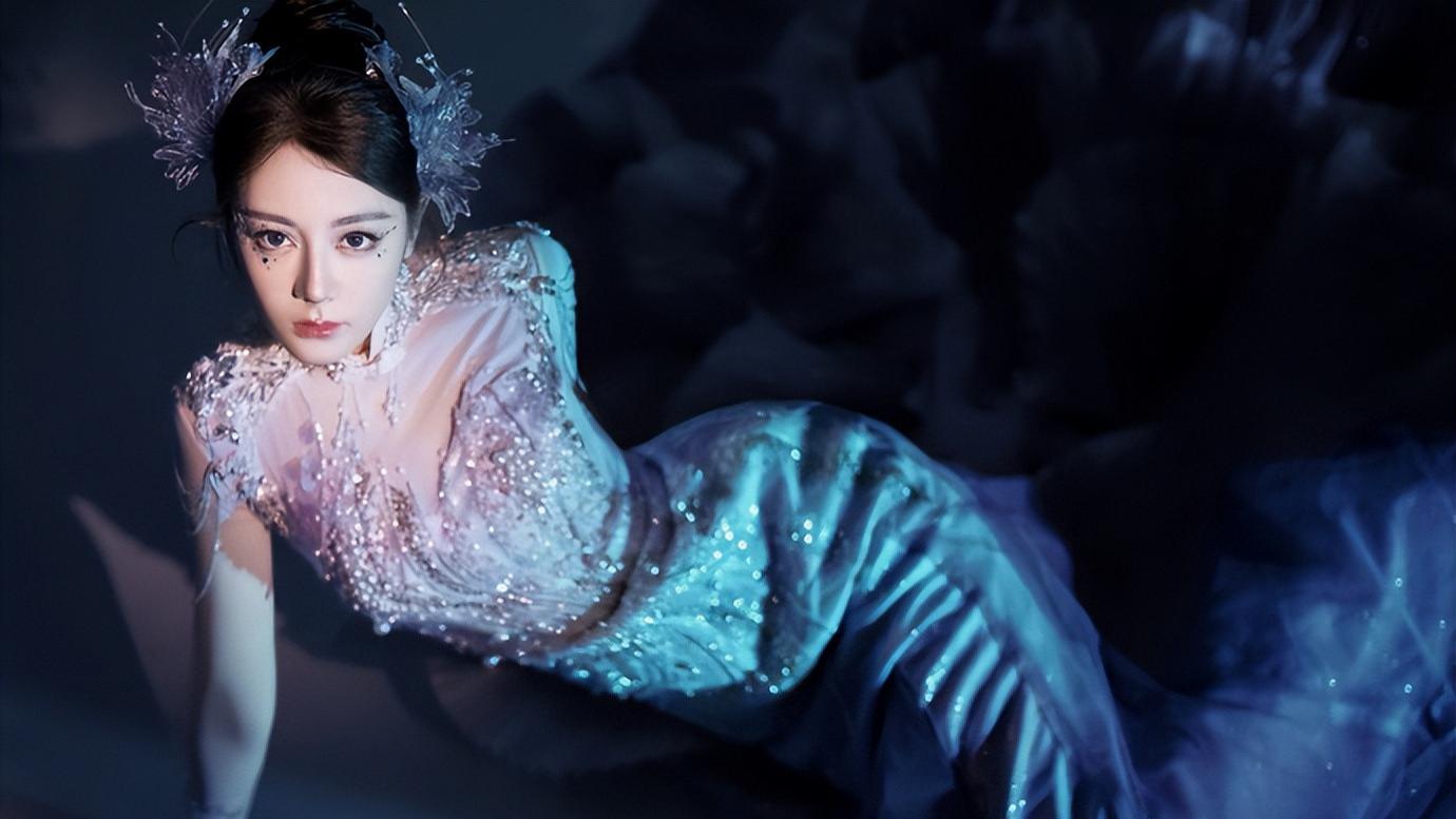 迪丽热巴人鱼公主杀疯了！水下跳舞美到失语，这哪是春晚这是深海幻境