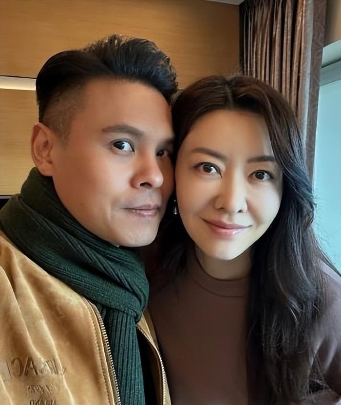 熊黛林全职照顾双胞胎女儿，三年后复出！
 
熊黛林应该早早醒悟，不必在郭天王身上