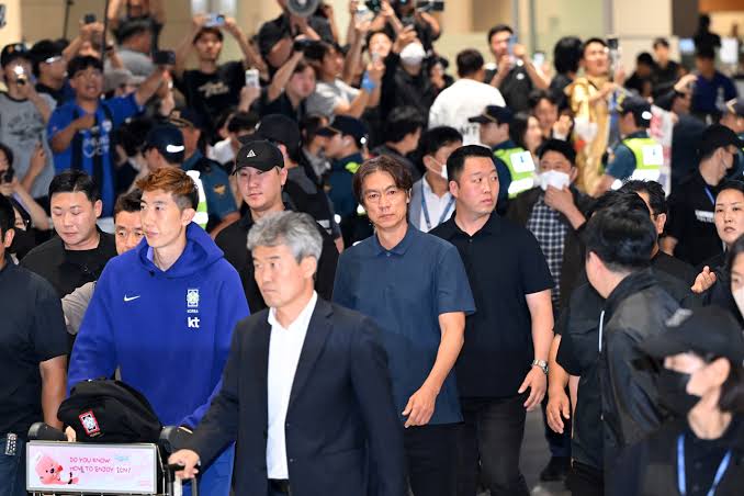 今日凌晨4点，超过200名韩国球迷聚集在仁川国际机场，用辱骂的方式，欢迎自己的球