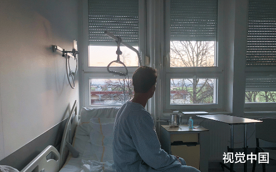 父亲转入ICU那晚就已离世，而我的“孝心”成了医院的提款机，一周后他们竟还在催我续费