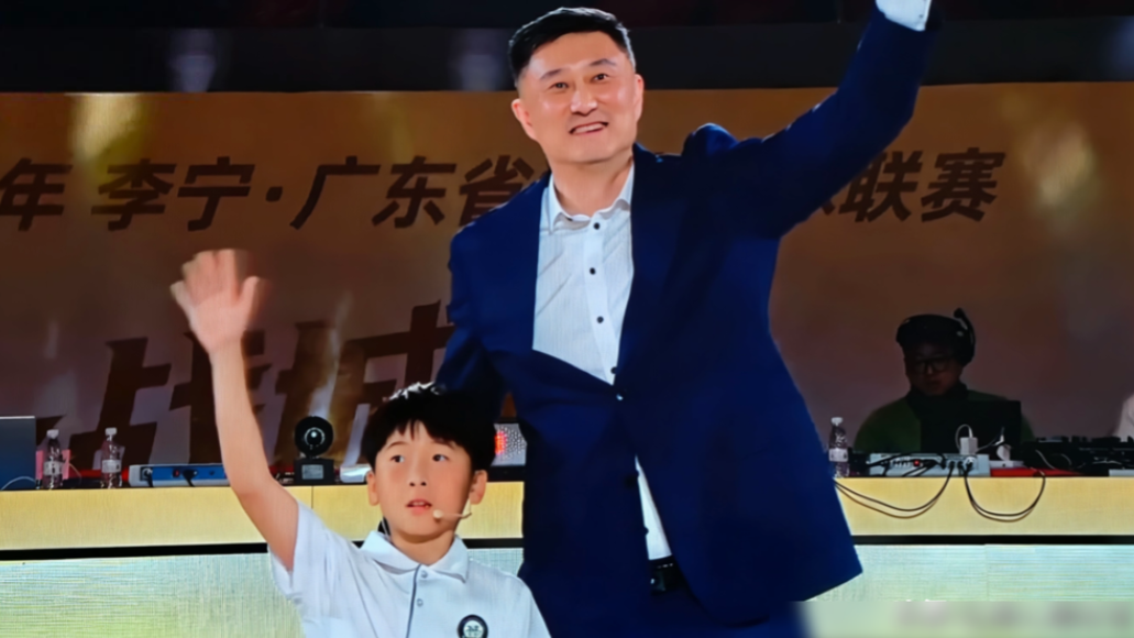 杜锋连夜从江苏赶回来，就为看一个“村BA球王”。 粤BA揭幕战，中山对广州，一度