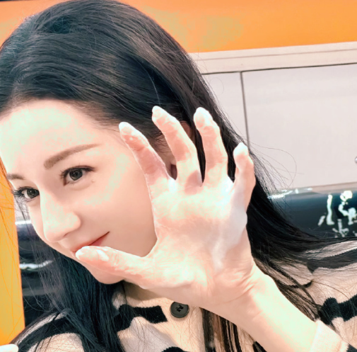 这组九宫格甜到冒泡，姐姐的美貌是吃可爱长大的吧