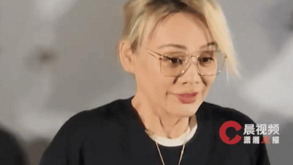 宁静首映礼谈中年女性爱情，慌乱改口太真实