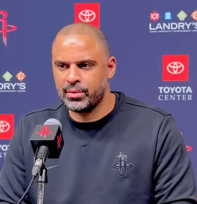 明日NBA常规赛，火箭将对阵雷霆。
火箭主帅艾米-乌度卡接受了记者采访，谈到了里