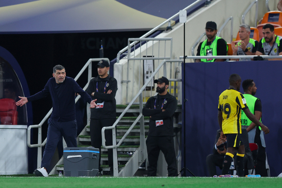 两度遭不利判罚！51岁米兰弃帅怒喷马宁：出局全因他，执法水平