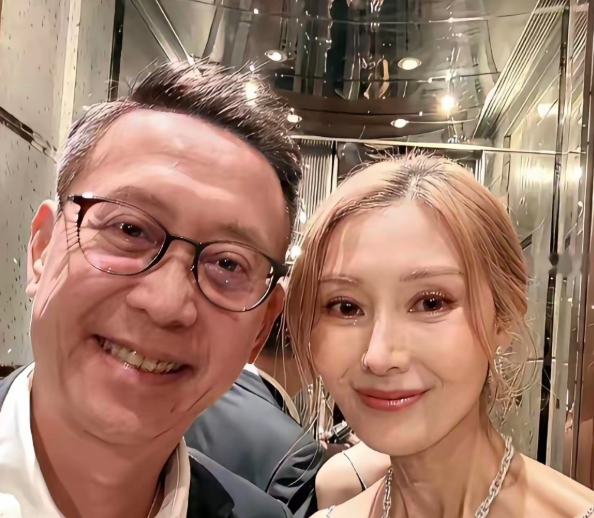 岁月不饶人，人人都会老！许晋亨和李嘉欣也是这样，曾经也是一对俊男靓女，如今六十几