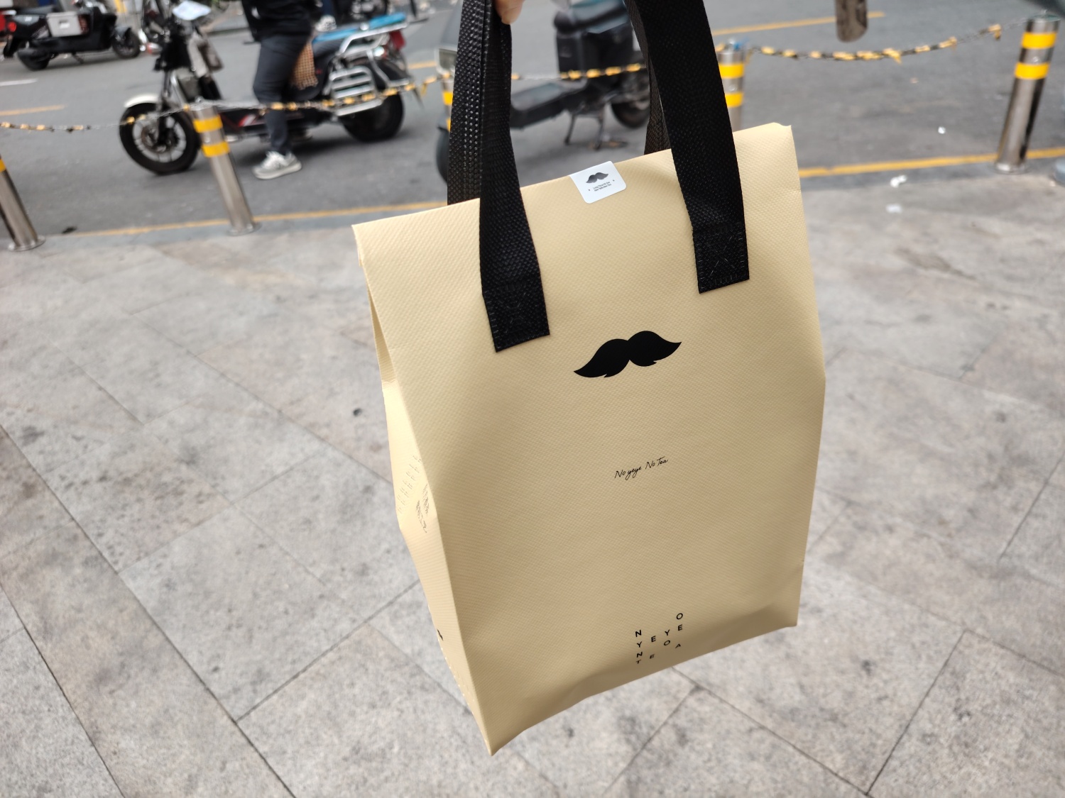那些觉得跑外卖比在厂里打螺丝自由的，那就跑众包，别进专送，专送一样有规矩制度，一