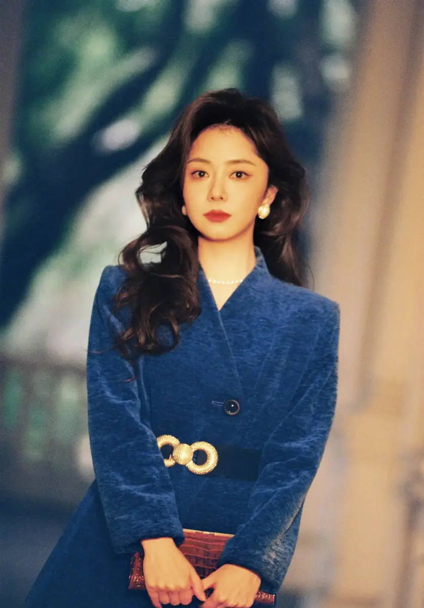 谭松韵穿蓝丝绒西装搭珍珠配饰温柔灵动 复古卷发尽显温婉港风韵味