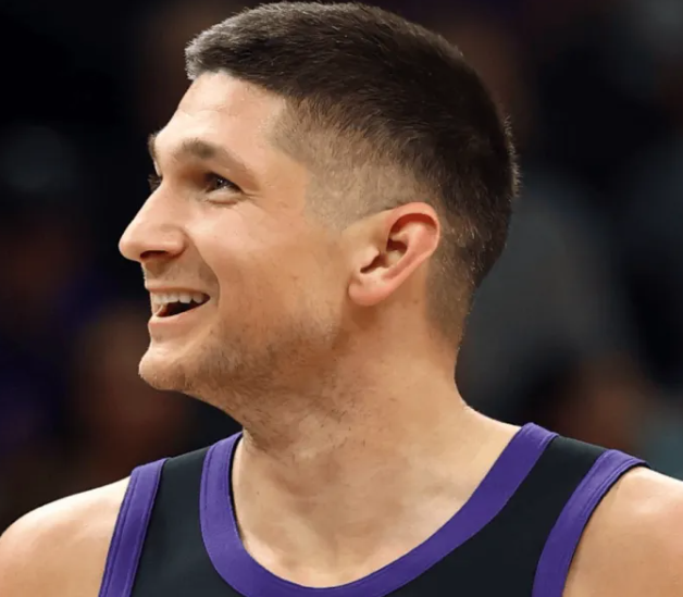 NBA常规赛，太阳将对阵凯尔特人。
太阳队记在社媒上公布了球队对阵凯尔特人的比赛