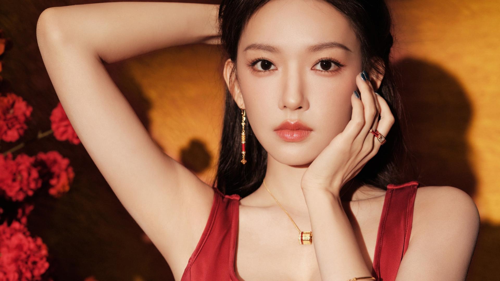 程潇是红裙燃成的玫瑰，是金饰点亮的矜贵，是红与金织就的绮梦