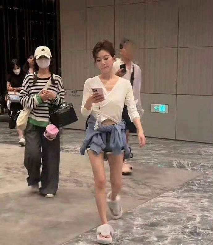 赵露思和刘浩存路透对比，感觉刘浩存赢了 ​​​