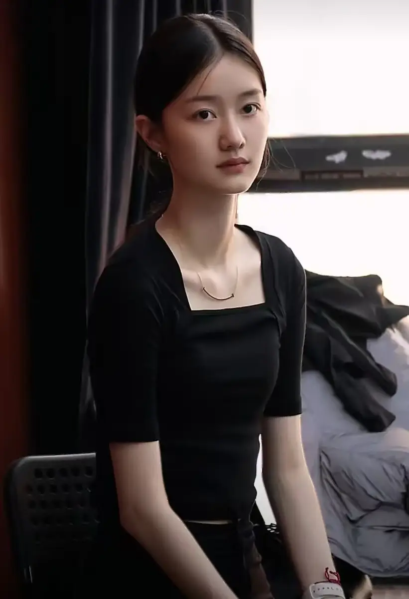 “温宜公主”纪姿含现身北电艺考 梳高丸子头身形纤细气质清隽