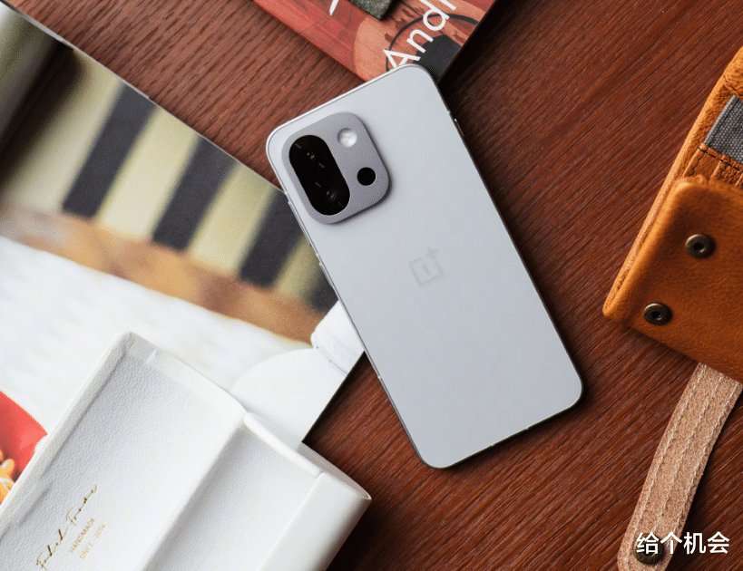 2026“口碑出众”的3款小屏手机，手感好性能强，用五年不换