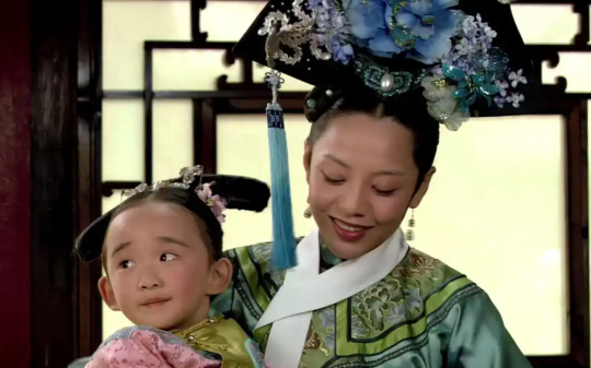 敬妃临终前把自己的玉镯给了甄嬛，内壁刻着一行小字：胧月并非你的女儿，到冷宫里找你的女儿去