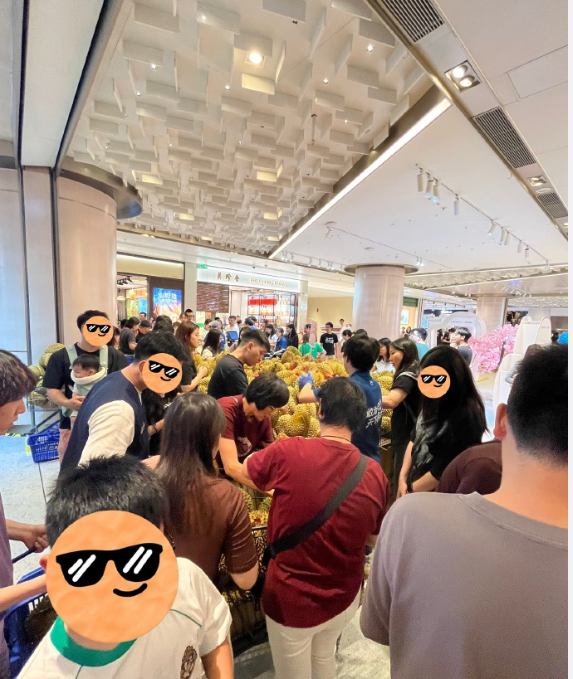 产地丰产叠加海铁双通道物流，榴莲价格近乎“腰斩”。5月1日，广东广州，记者探访榴