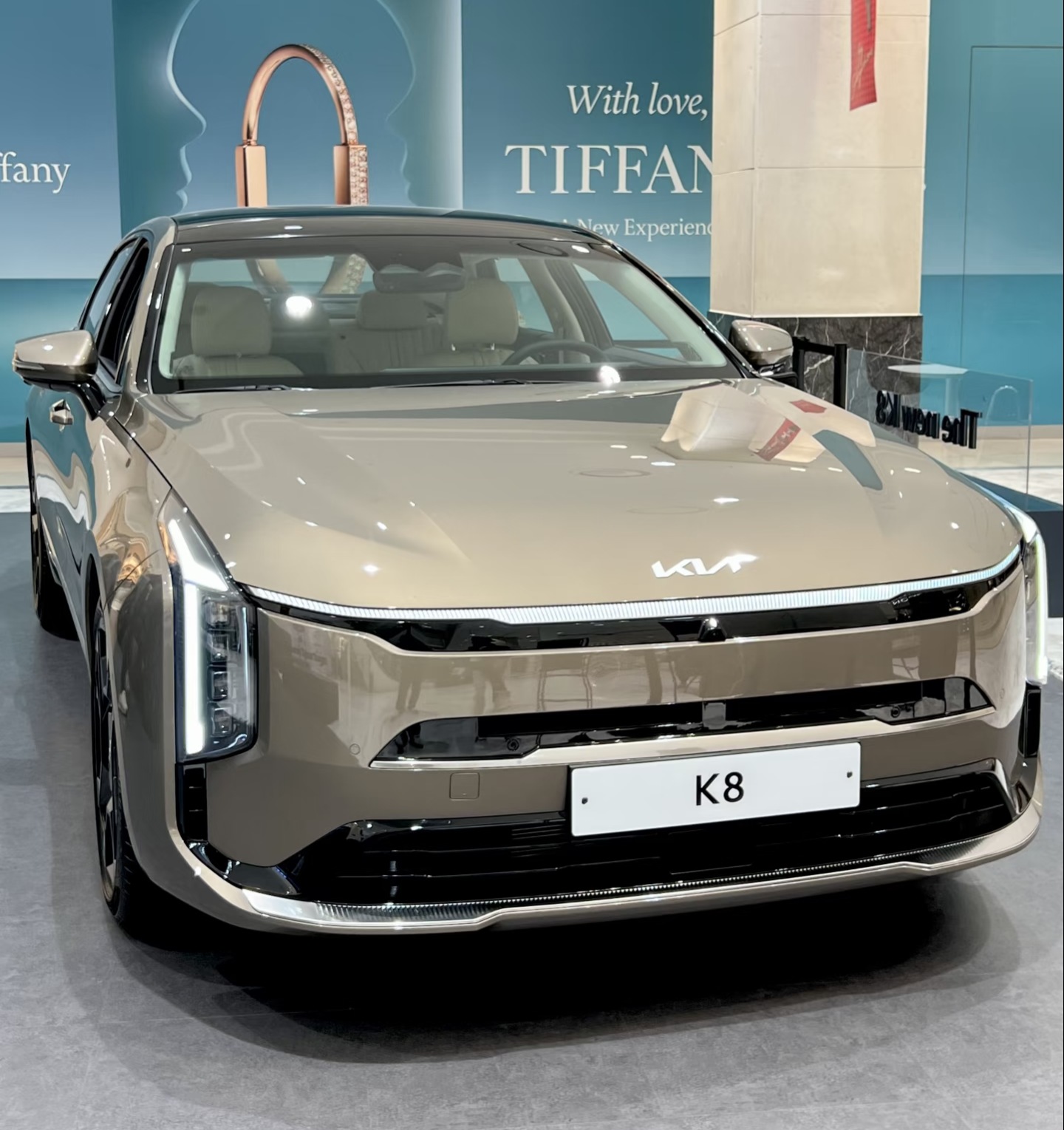 这辆韩系大轿车，真低调！起亚K8长度接近5米，前脸无边框格栅配上菱格中网，侧面线