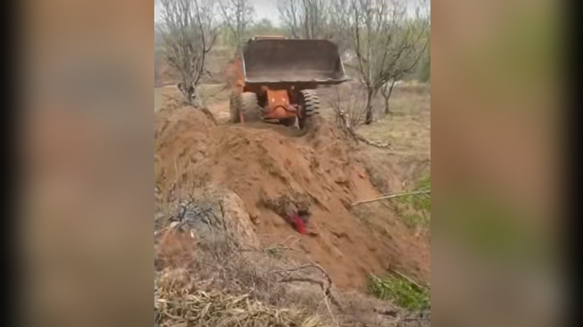 掩埋村民现场有民警，官方回应