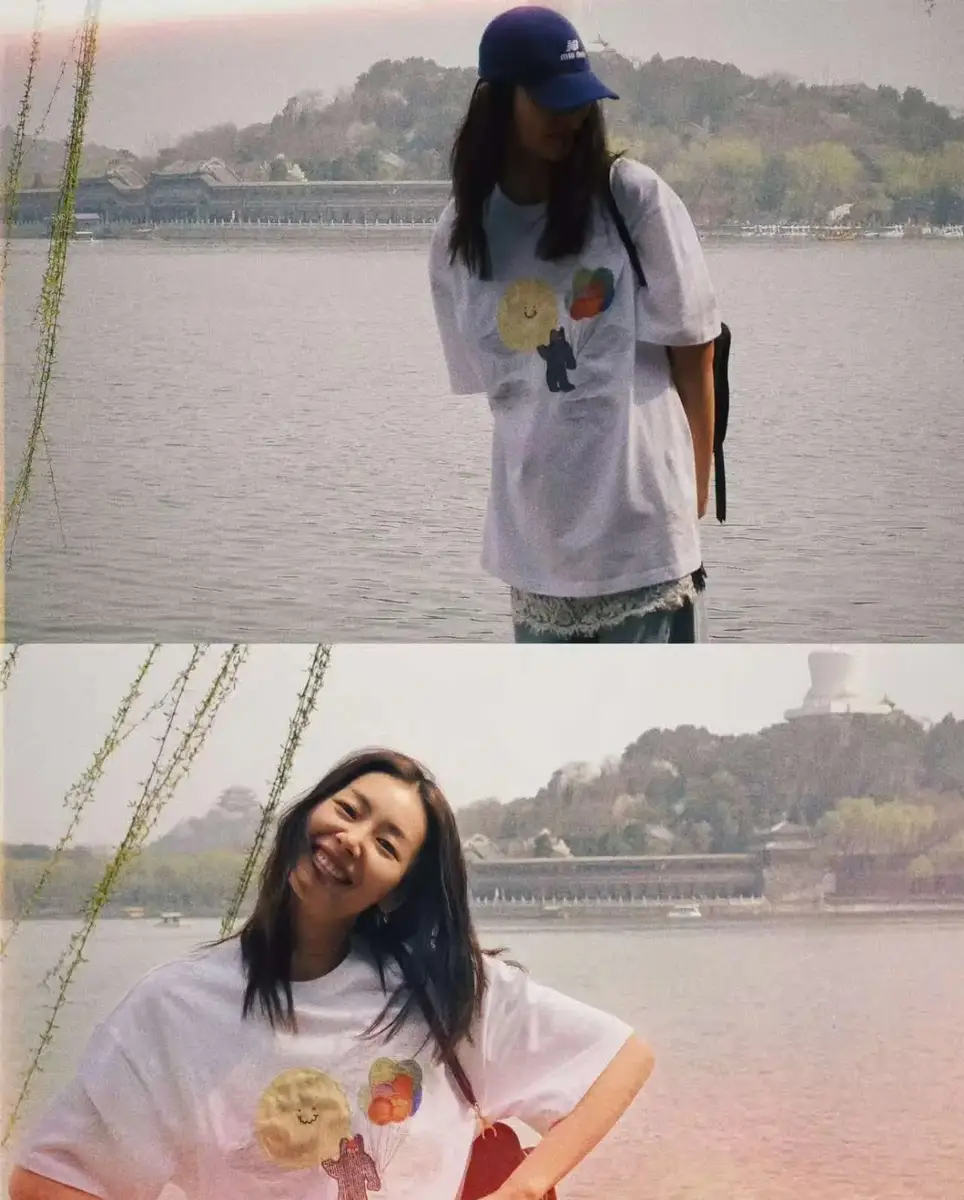 刘雯戴棒球帽配白T漫步北海 笑容鲜活随性又治愈