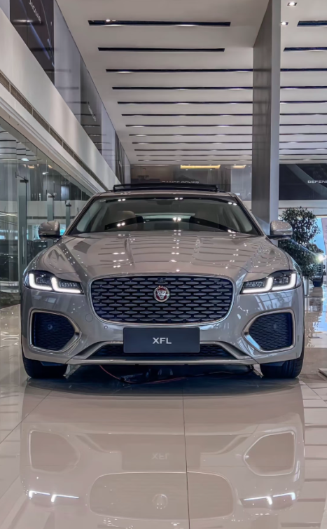 最近不少朋友问我，35万左右买豪华轿车，到底选奔驰C级还是捷豹XEL？今天就结合