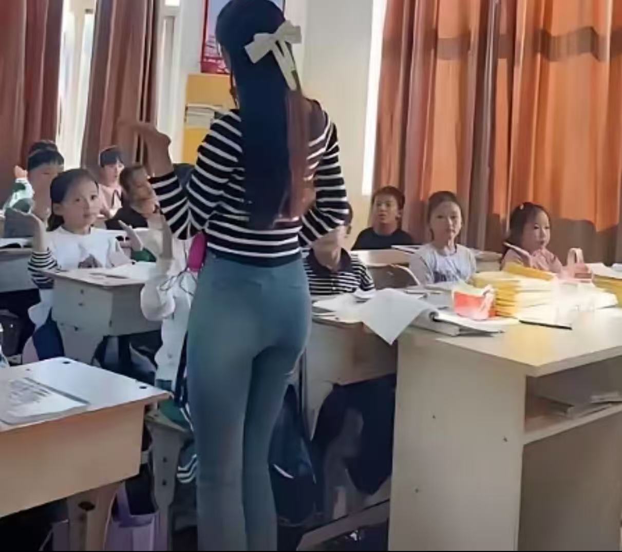 贵州，小学女老师上课时，看到一名男生3次趴在同桌女生的大腿上，女生虽然脸红红的，