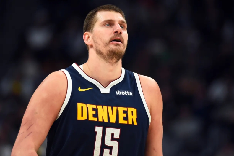 联盟这是不让掘金输啊！
掘金与爵士队的比赛，本场比赛，掘金队差点倒在了爵士队的主