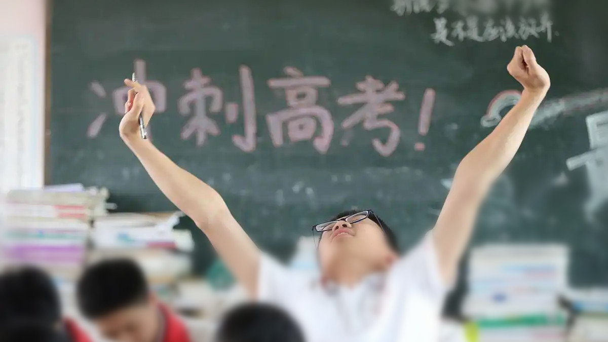 高考志愿不要比着分数填，给大家看个例子，如何把一把好牌打烂的