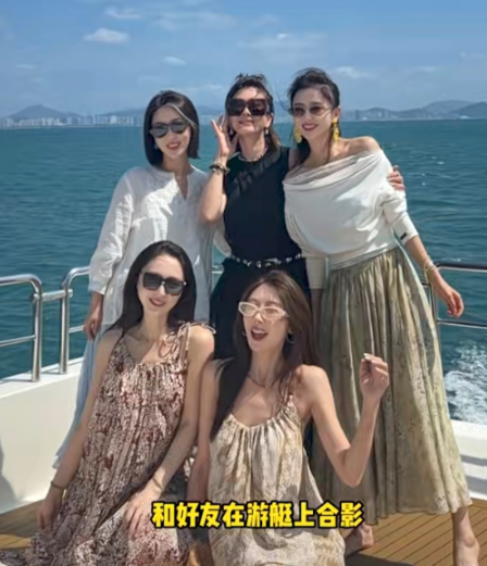 离婚后的佟丽娅活的更潇洒
她带着姐妹团，儿子媳妇和亲家，在三亚海上飞