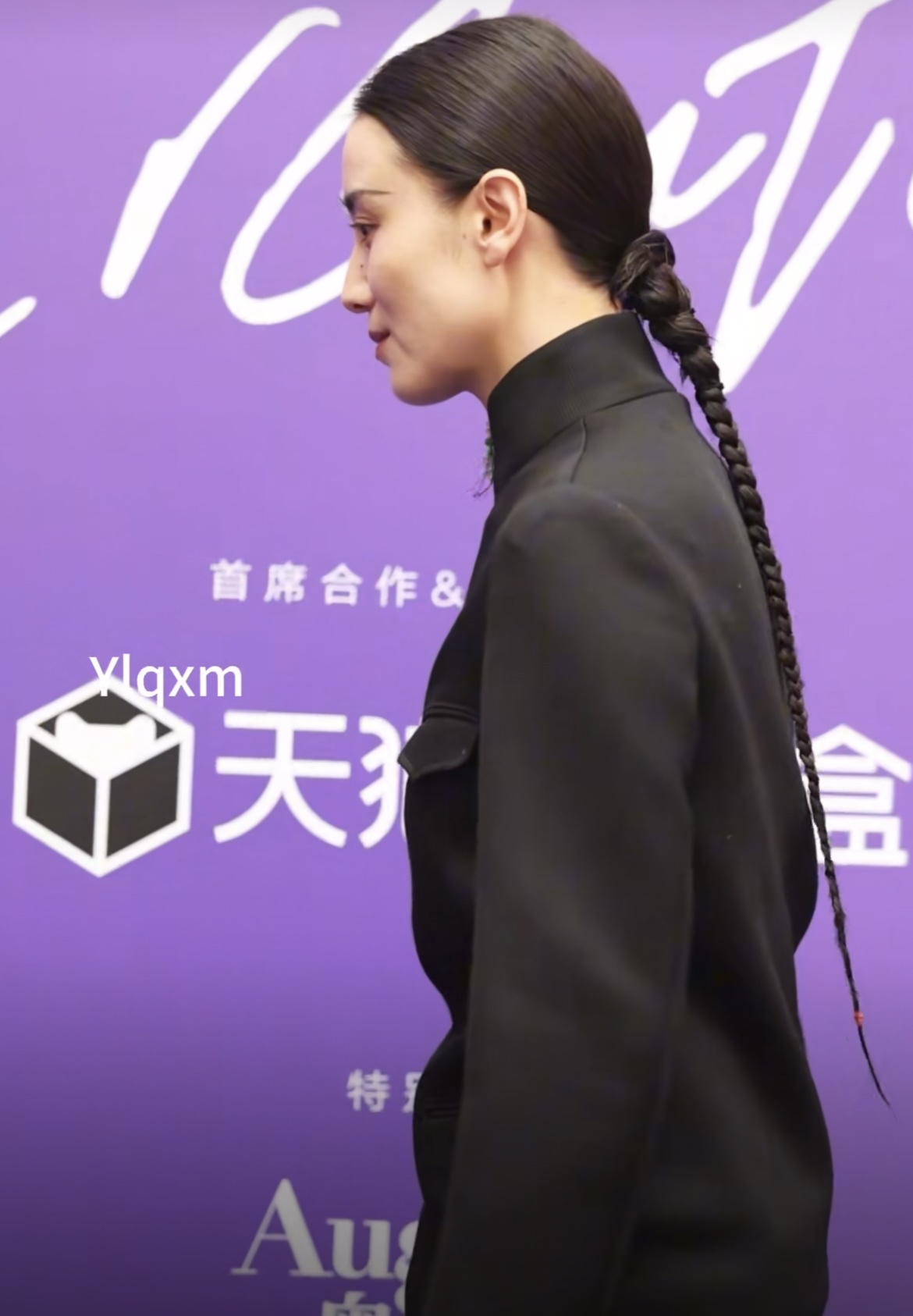 宋佳近期因一组特定造型引发争议