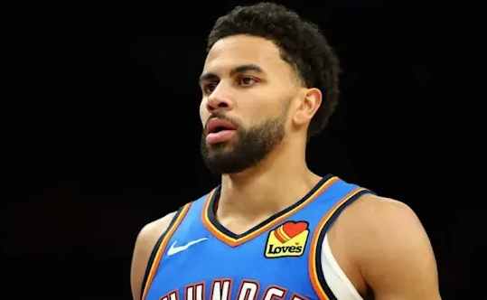 NBA季后赛，队友亚历山大称赞了米切尔本场的发挥。
“当你拥有他那样的韧性时，无