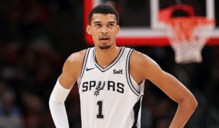 如果文班亚马夺得常规赛MVP他将成为历史上场均出场时间最少的MVP。近期NBA官