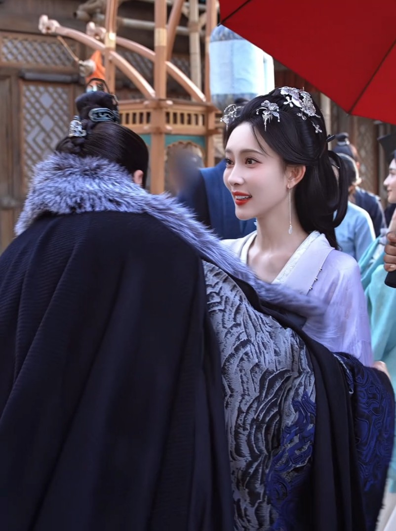 《百花杀》导演审美在线，裙摆一甩、发丝飞扬，灵动氛围感拉满。
何润东和孟子义在对