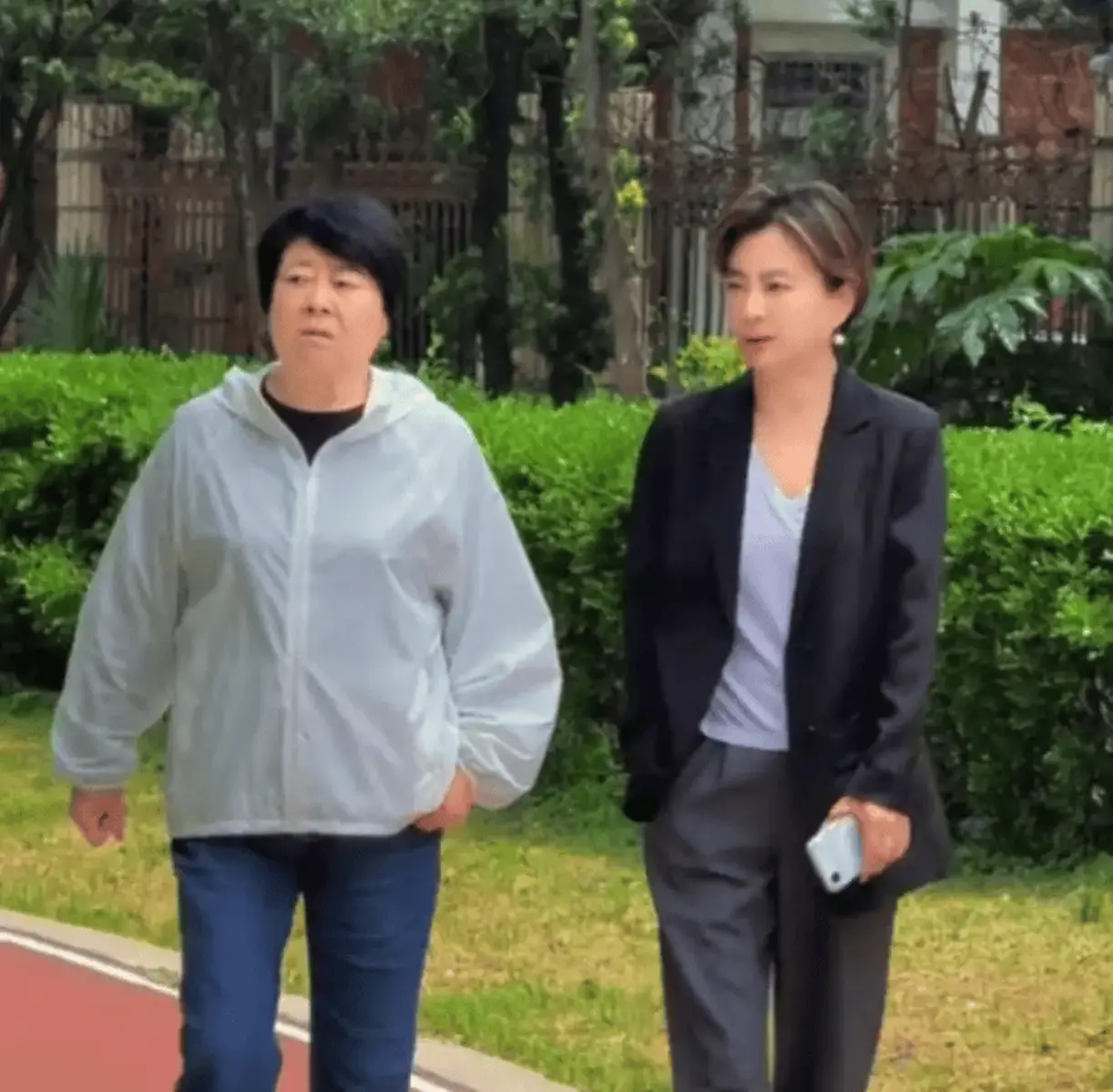 李玲玉近况曝光，陪八旬老母散步接地气生活状态超惬意