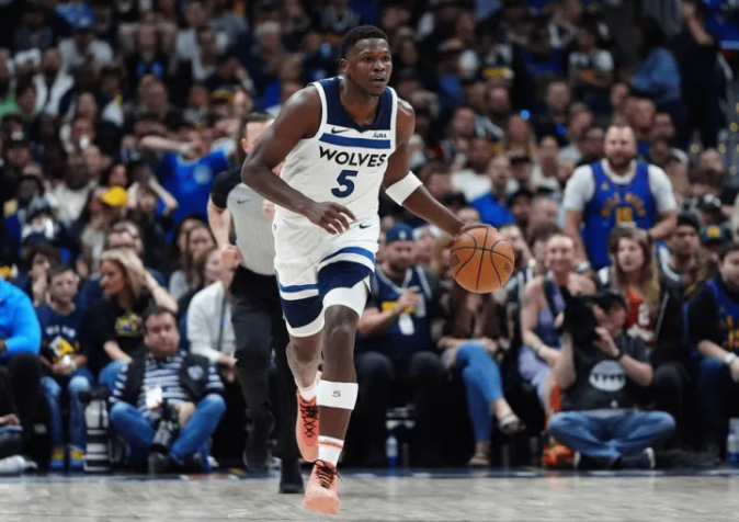 NBA季后赛后，评论员Skip Bayless点评了森林狼球员安东尼-爱德华兹的