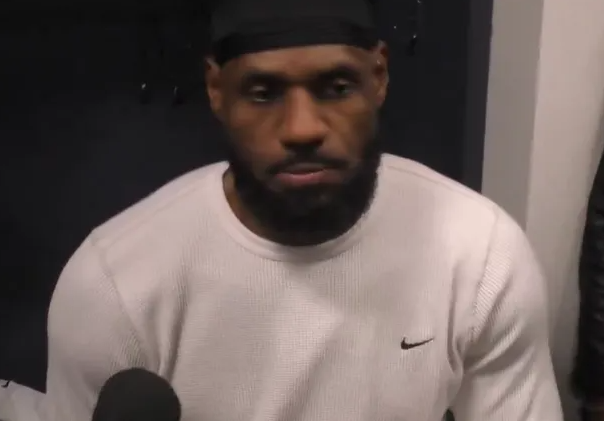 NBA常规赛，全场战罢，湖人以125-109战胜篮网。
赛后，勒布朗-詹姆斯接受